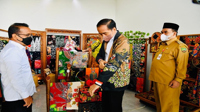 Penjaga Gerai UKM di Blora Ini Terkejut Dagangannya Dibeli Presiden Jokowi 