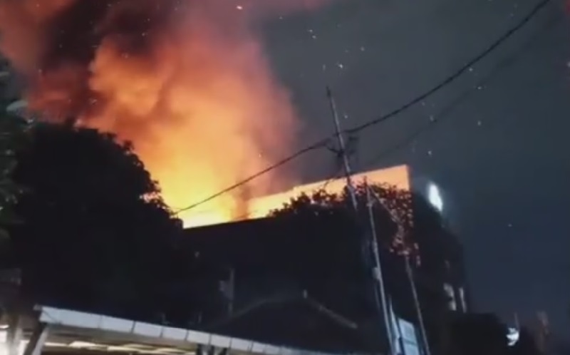Kebakaran di Kali Pasir Cikini, 14 Damkar Meluncur