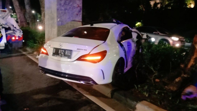 Hantam Trotoar di Senayan, Pengemudi Mercedes-Benz Tewas