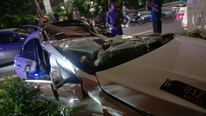 Hantam Tiang Beton di Depan Hotel Mulia Senayan, Mobil Mewah Rusak Parah