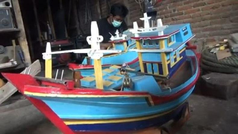 Manfaatkan Limbah, Komunitas Miniatur Kapal di Batang Kebanjiran Order 