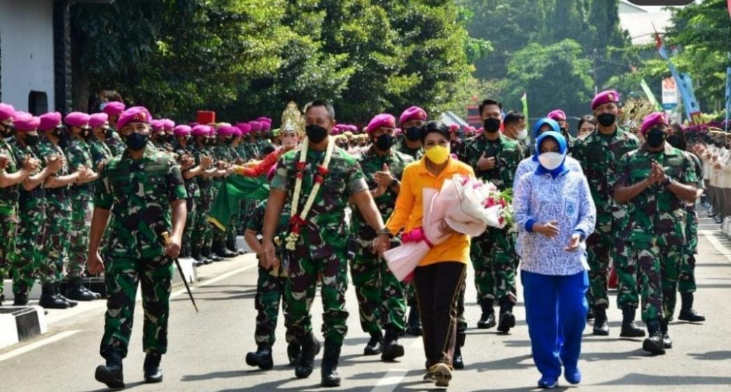 Kunjungi Korps Marinir, Panglima TNI Disambut Meriah