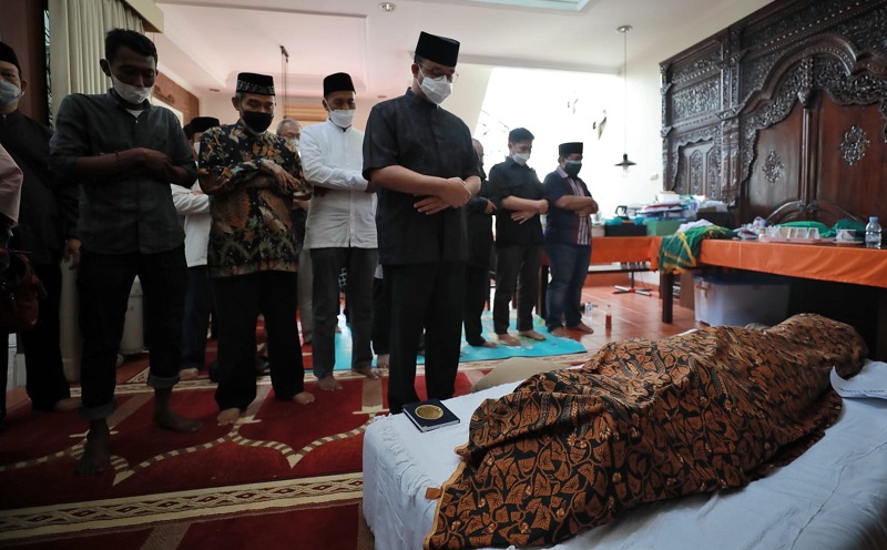 Layat ke Rumah Duka Almarhum Harry Azhar, Anies Jadi Imam Sholat Jenazah