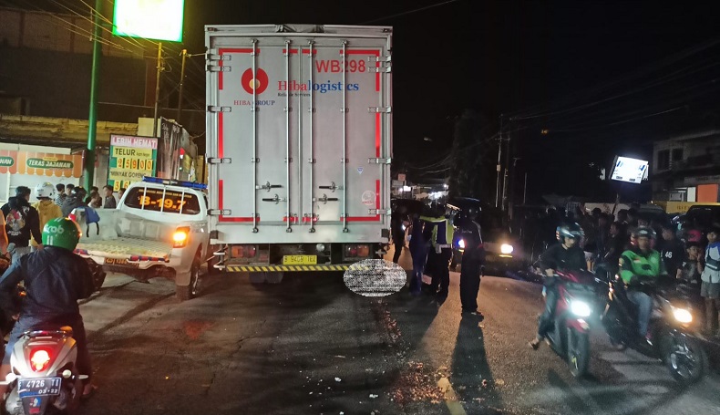 Senggol Truk Bermuatan Air Galon, Pemotor di Sukabumi Tewas Terlindas