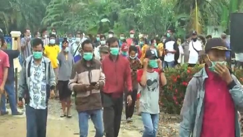 Ratusan Warga Tapanuli Tengah Datangi Kantor Camat Minta Pindah Domisili