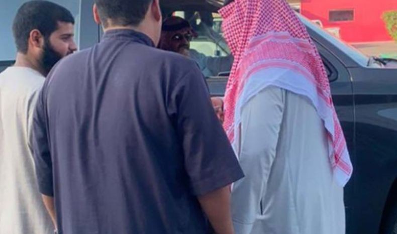 Viral, Pangeran Saudi Beri Hadiah Mobil Baru ke Pria yang Kendaraannya Mogok di Jalan