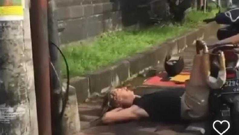 Viral Aksi Konyol Bule Mabuk di Bali, Asyik Tidur di Trotoar Jalan