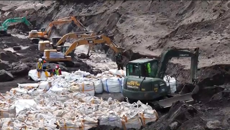 Cegah Bahaya, Petugas Gabungan Buat Aliran Baru Lahar Gunung Semeru Sepanjang 1,3 Km  