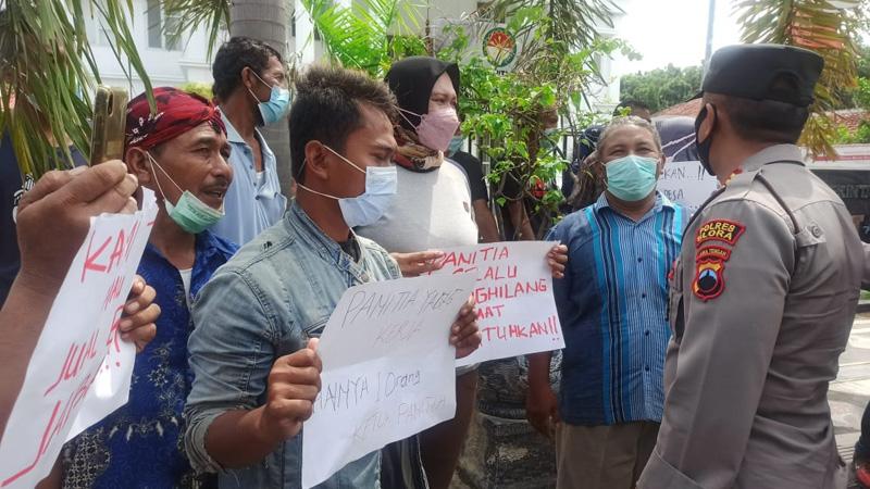  Protes Seleksi Perades di Blora Diduga Tak Transparan, Puluhan Warga Geruduk Kantor Desa 