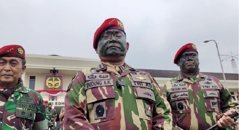  Hebat, Jenderal Dudung Terima Tiga Brevet Sekaligus dari Kopassus