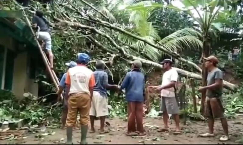  Puting Beliung Terjang Permukiman Panulisan Cilacap, Puluhan Rumah Rusak Parah