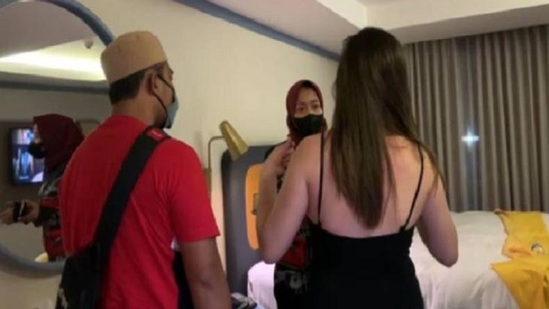 Sosok Selebgram TE Bertarif Rp25 Juta, Digerebek saat Berhubungan Badan di Hotel