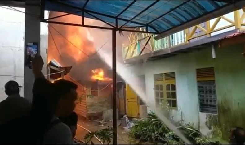 Kebakaran di Sanggau Hanguskan 4 Rumah Semipermanen