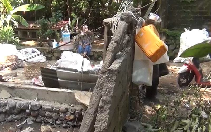 Kisah Pilu Nenek Korban Banjir Selamatkan Barang Rongsokan untuk Beli Sepeda Cucu