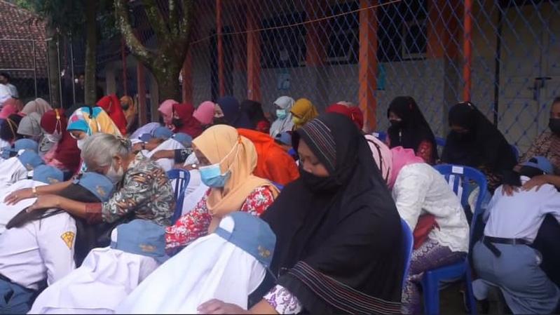 Hari Ibu, Siswa SMK di Karanganyar Terisak Tangis saat Sungkem pada Orang Tua