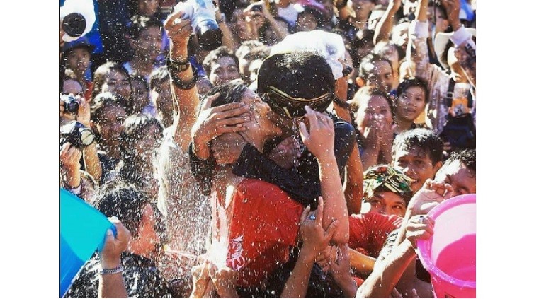 Omed Omedan Tradisi Mencari Jodoh Paling Ekstrem di Bali, Muda-Mudi Bebas Ciuman 