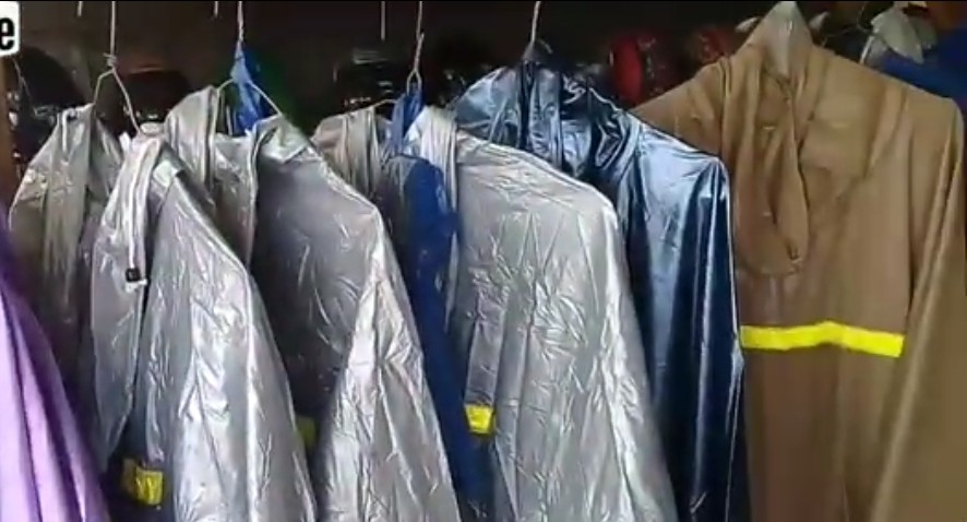Cara Mencuci Jas Hujan, Hindari Pakai Sabun dan Dijemur di Terik Matahari 