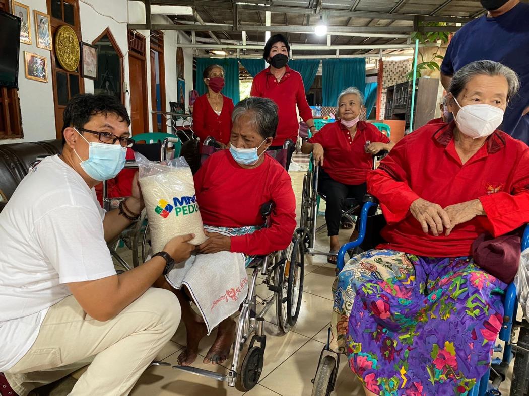 MNC Peduli Bagikan Sembako Untuk Rumah Jompo di Bekasi, Pengelola: Senang Ada Kunjungan, Bisa Berbagi Suka Cita