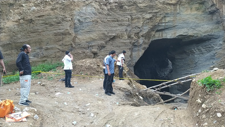 Galian C Argasunya Cirebon Longsor, Truk Tertimbun, 1 Penambang Pasir Tewas