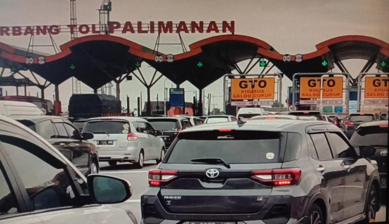 Sehari Jelang Natal, Ribuan Kendaraan Antre di GT Palimanan Cirebon 