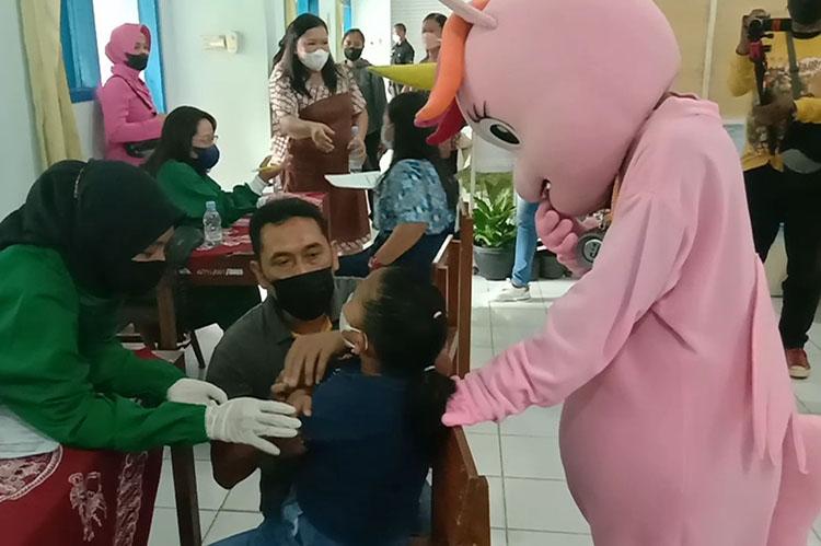 Hibur Anak-anak saat Divaksin Covid-19, Polres Gunungkidul Hadirkan Badut Lucu