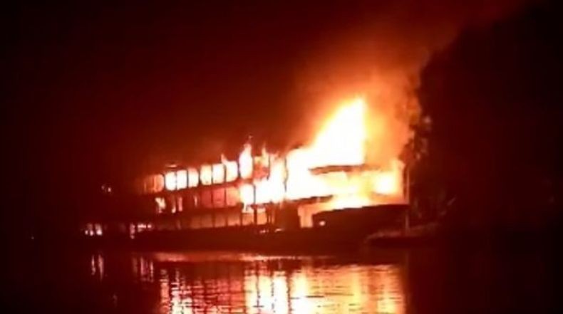 Kapal Feri Angkut 500 Orang Terbakar, Sedikitnya 32 Penumpang Tewas 100 Lebih Luka