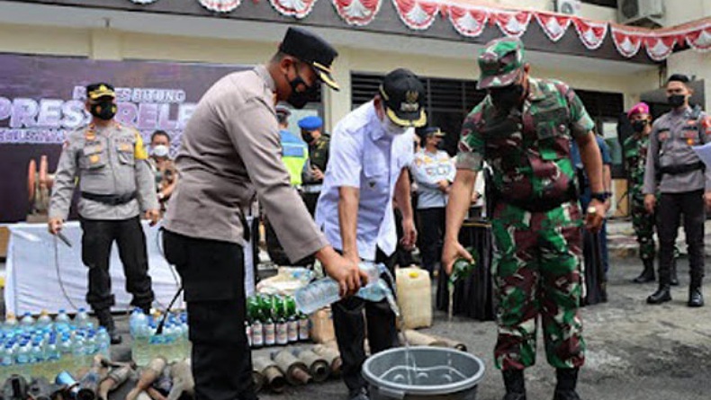 Jelang Nataru, Polres Bitung Musnahkan Barang Bukti Miras dan Knalpot Bising