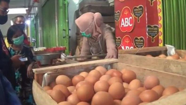  Jelang Natal dan Tahun Baru Harga Telur Ayam Tembus Rp30.500 per Kilogram 