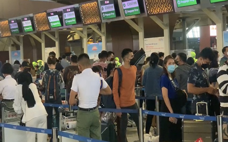 Bandara Soekarno-Hatta Dipadati Ribuan Penumpang pada H-1 Natal