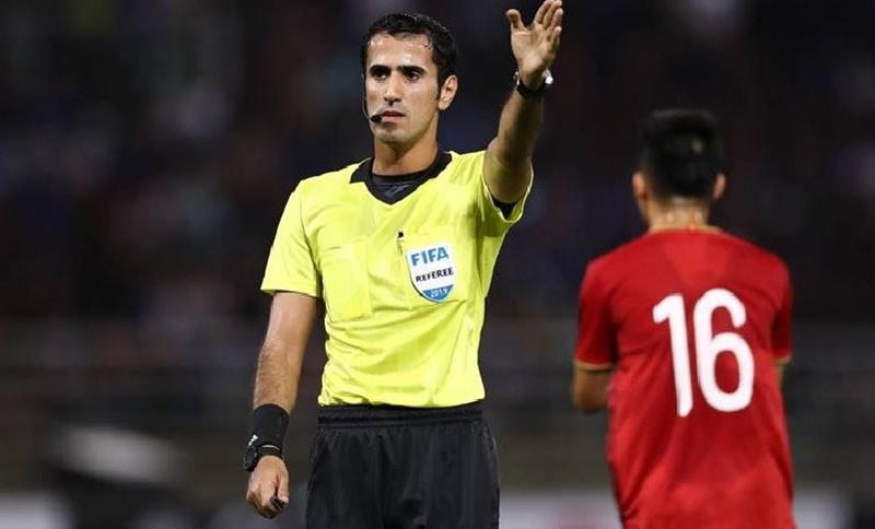 5 Cara Memahami Isyarat Gerakan Wasit Sepak Bola, Ini Arti Sikap Tangannya