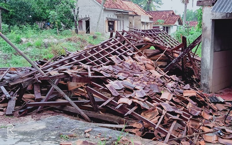 Puting Beliung di Way Kanan Rusak 15 Rumah dan 6 Ruko