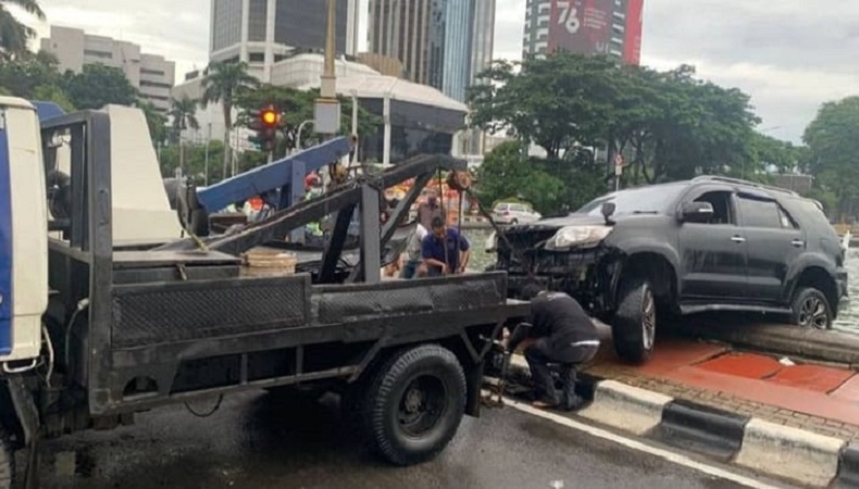  Kecelakaan Tunggal, Mobil Fortuner Masuk ke Kolam Bundaran Patung Kuda