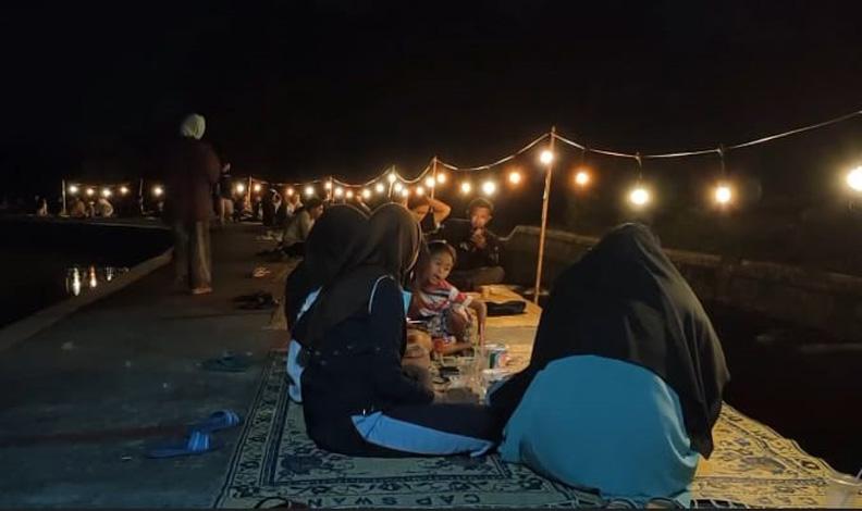 Sensasi Nongkrong Menikmati Wisata Kuliner di Tepi Kali Talang pada Malam Hari