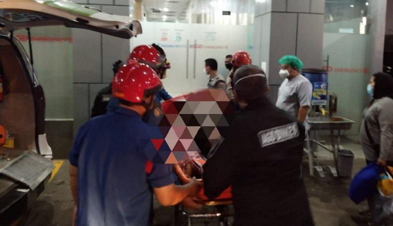 Petugas Damkar Evakuasi Pria Berbobot 180 Kg yang Jatuh di Kamar Mandi