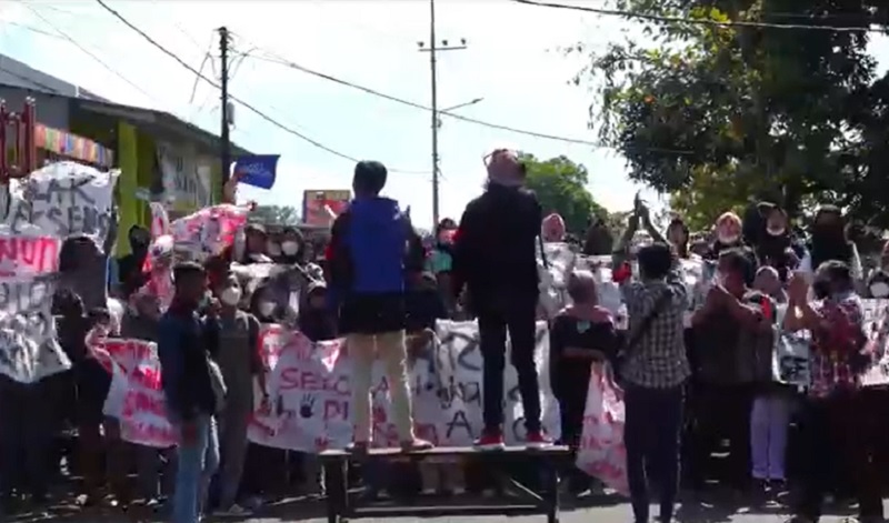 Eksekusi Lahan SMK di Lumajang Ricuh, Ratusan Siswa Blokade Jalan dan Usir Petugas 