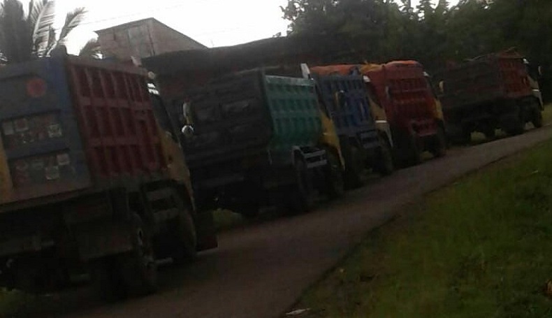 Jalan Rusak akibat Lalu Lalang Dump Truck, Warga Segel Tambang Gunung Sangar KBB