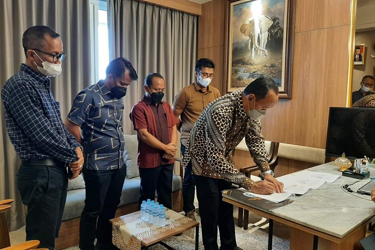 Bupati Tebo Tanda Tangani Perjanjian Hibah Lampu Penerangan Jalan