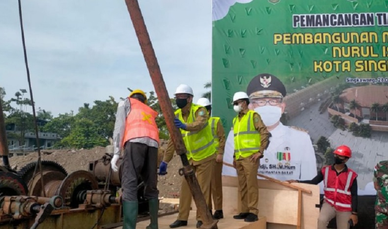 Pembangunan Masjid Agung Singkawang, Gubernur Kalbar Pancang Tiang Pertama