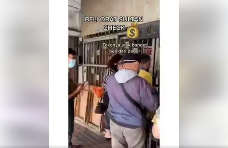 Toko Obat Viral, Beli Obat Seharga Jutaan dari Balik Pagar Besi