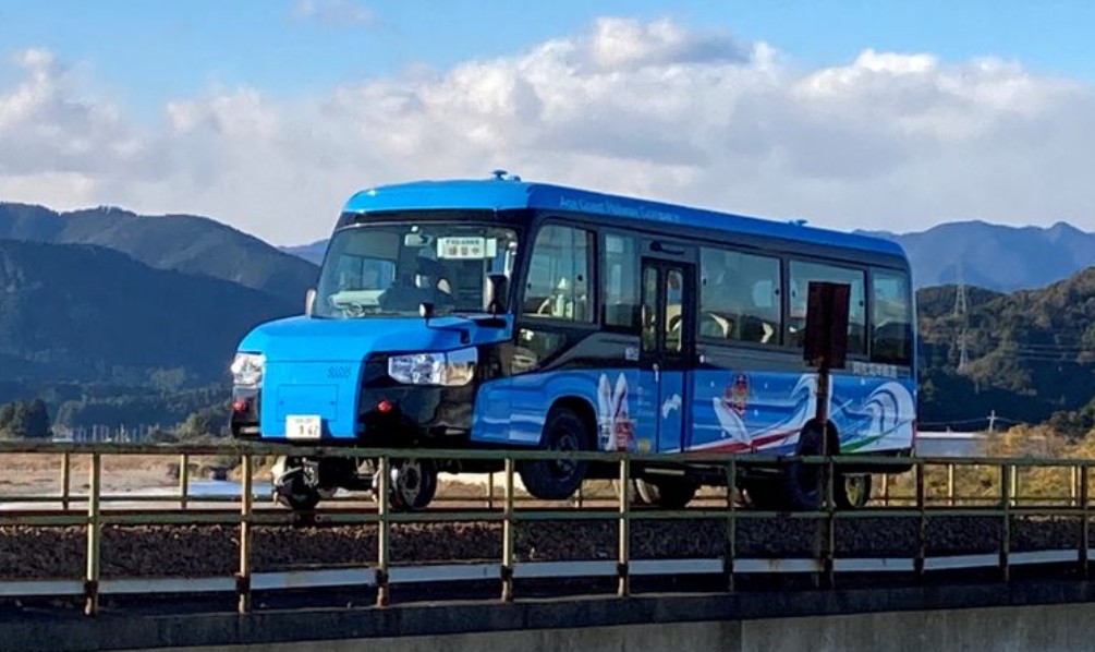 Jepang Bikin Kendaraan Serba Bisa, Dapat Melaju di Jalan Raya dan Jalur Kereta 