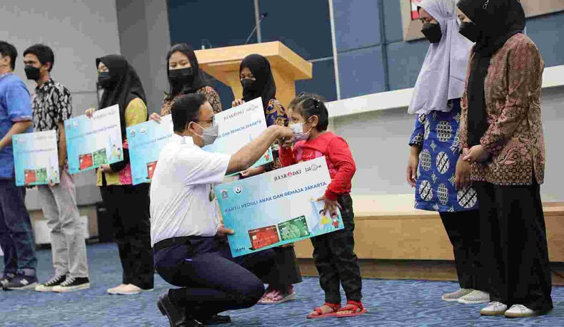 Luncurkan Kartu Peduli Anak-Remaja, Anies : Semoga Bantuan Ini Menghibur Kalian
