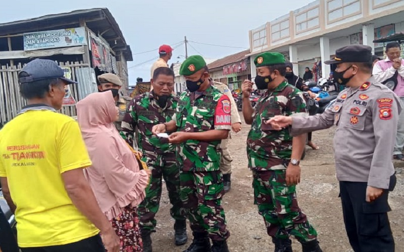 Petugas Sweeping Kartu Vaksin di Pasar Tradisional Turatea Jeneponto