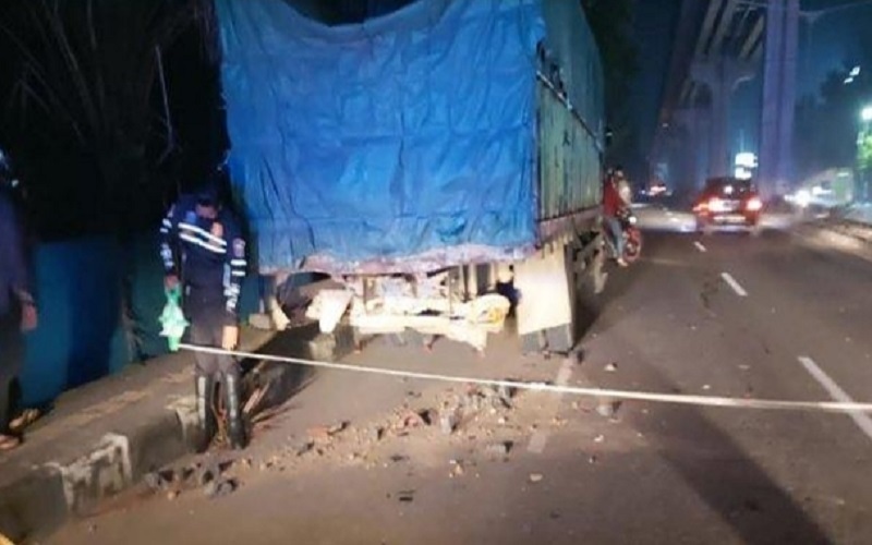 Tabrak Truk Parkir dari Belakang, Novelis Tewas di Tempat
