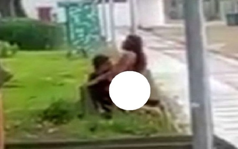  Edan, Pasangan Kekasih Ini nekat Berhubungan Seks di Tempat Umum 