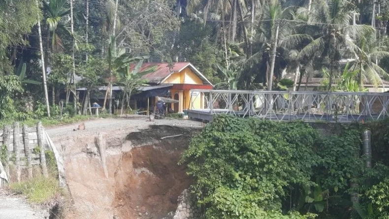 Dipasang Jembatan Darurat, Jalan Penghubung Padang Pariaman-Agam Ditutup Sepekan