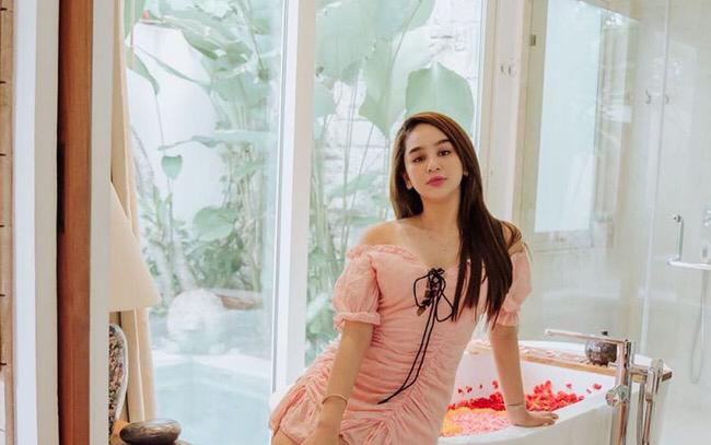 Hana Hanifa Beberkan Prostitusi Artis, Tarifnya hingga Ratusan Juta!