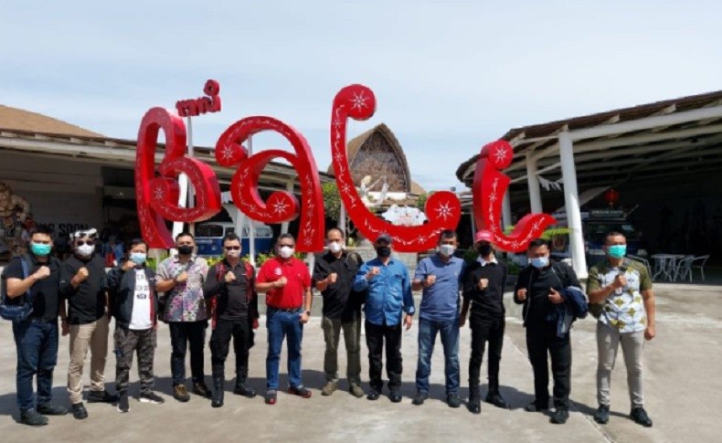 Sekjen PDIP Hasto Kristiyanto Naik Gunung Agung Bali Lewati Pergantian Tahun