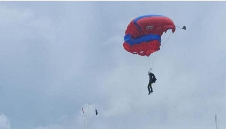 Aksi Srikandi TNI AL Terjun dari Ketinggian 7.000 Kaki Bikin Kagum
