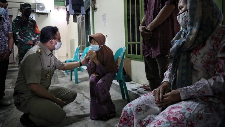 Anies Baswedan dan Riza Patria Takziah ke Rumah Duka Korban Banjir di Kembangan