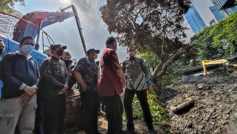 Gerebek Lumpur di Kali Krukut, Anies Minta Warga Tak Buang Sampah Sembarangan